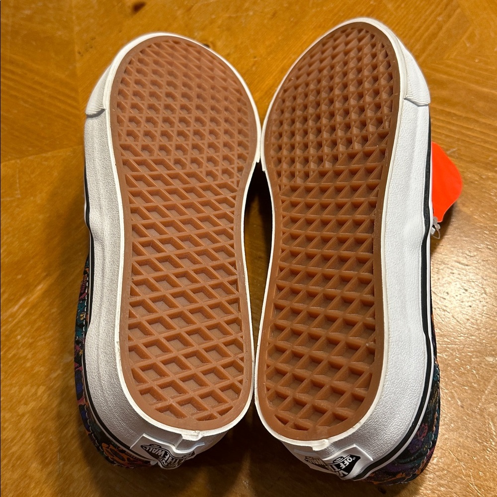 Women’s VANS Sneakers Classic Slip-On Peace Paisley Skulls Trippy NEW - Picture 4 of 6